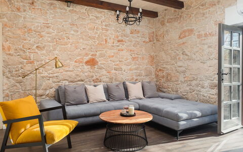 Villa di Pietra: Meubles, Propriété, Table, Canapé, Bois, Éclairage, Design Intérieur, Sol, Sol, Salon