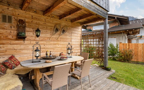 Orleans 1: Table, Meubles, Plante, Propriété, Pot De Fleur, Nuage, Bois, Chaise, Design Intérieur, Ciel
