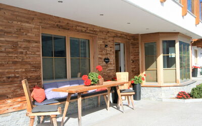 Aschau Im Zillertal 900: Table, Fleur, Plante, Bâtiment, Meubles, Fenêtre, Pot De Fleur, Plante D'Appartement, Bois, Chaise