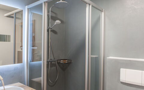 Feichten im Kaunertal 107: Miroir, Évier, Porte, Bar De Douche, Automotive Exterieur, Luminaire Plomberie, Salle De Bains