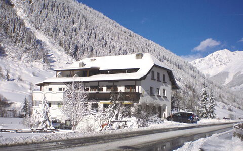 Feichten im Kaunertal 107: Ciel, Neige, Montagne, Bâtiment, Nuage, Pente, Fenêtre, Arbre, Maison, Montagnes