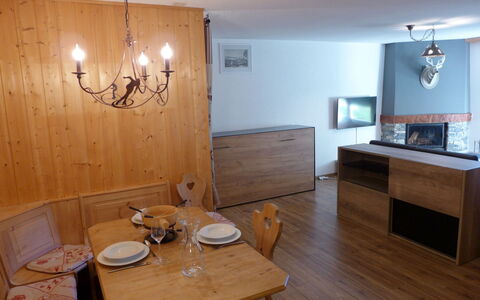 Le Torrent 1: Table, Propriété, Meubles, Bois, Vaisselle, Éclairage, Design Intérieur, Cabinetry, Tache De Bois, Maison