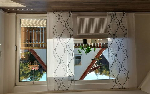 Am Meintetal: Fenêtre, Bâtiment, Bois, Branche, Plante, Ombre, Brindille, Rectangle, Maison