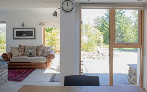Finnan'S Byre: Cadre, Bâtiment, Bois, Fenêtre, Ombre, Plante, Design Intérieur, Canapé, L'Horloge