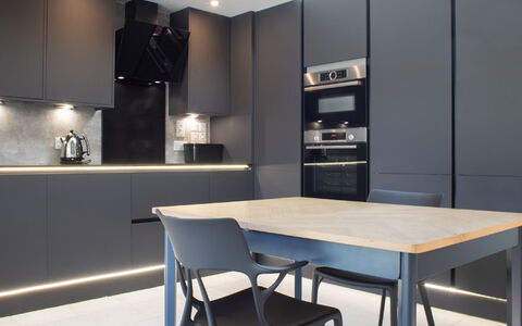 Finnan'S Byre: Table, Meubles, Propriété, Comptoir, Cabinetry, Chaise, Bois, Design Intérieur, Éclairage, Étagère