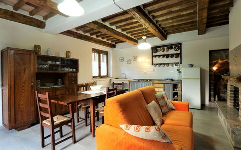 Turi: Meubles, Propriété, Table, Canapé, Bois, Étagère, Cadre, Éclairage, Design Intérieur, Rayonnage
