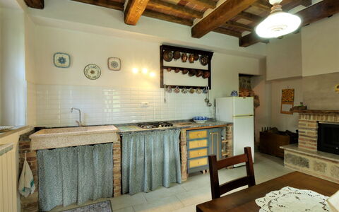 Turi: Propriété, Cabinetry, Bois, Design Intérieur, Cuisine, Table, Étagère, Sol, Sol, Bâtiment