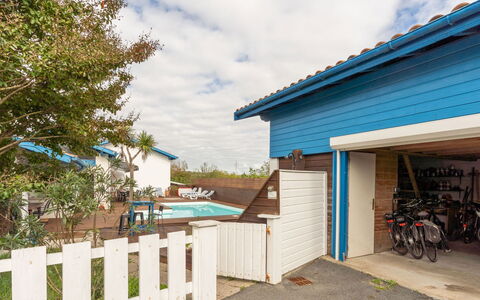 Villa Suerte: Nuage, Ciel, Plante, Bâtiment, Roue, Vélo, Bois, Arbre, Clôture