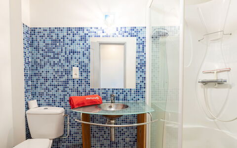 Villa Suerte: Luminaire Plomberie, Propriété, Produit, Salle De Bains, Violet, Évier, Robinet, Design Intérieur, Éclairage, Architecture