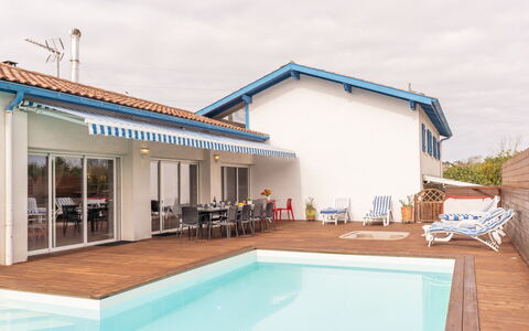 Villa Suerte: Ciel, L'Eau, Nuage, Propriété, Meubles, Piscine, Chaise, Bleu Azur, Ombre, Design Intérieur