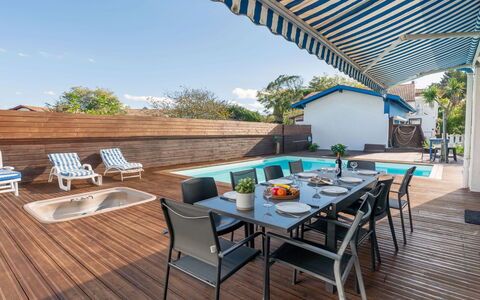 Villa Suerte: Table, Meubles, Propriété, Ciel, Chaise, Bleu Azur, Bois, Mobilier De Jardin, Design Intérieur, Ombre
