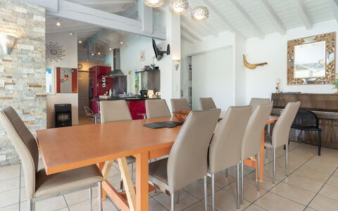Villa Suerte: Table, Meubles, Chaise, Bois, Éclairage, Design Intérieur, Bâtiment, Sol, Salle, Sol