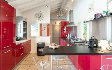 Villa Suerte: Meubles, Comptoir, Cabinetry, Design Intérieur, Cuisine, Éclairage, Table, Chaise, Sol, Maison