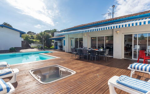Villa Suerte: Nuage, Ciel, Propriété, Meubles, Piscine, Bleu, Bâtiment, L'Eau, Chaise, Mobilier De Jardin