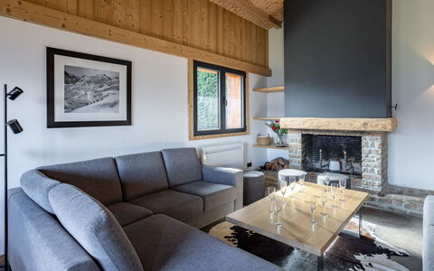 L'Adret: Canapé, Propriété, Meubles, Cadre, Bâtiment, Design Intérieur, Salon, Bois, Sol, Sol