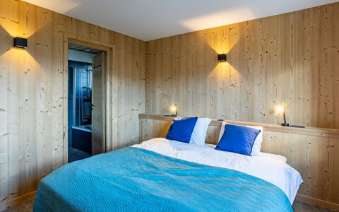 L'Adret: Bâtiment, Meubles, Confort, Bleu Azur, Bleu, Éclairage, Bois, Design Intérieur, Maison, Lit
