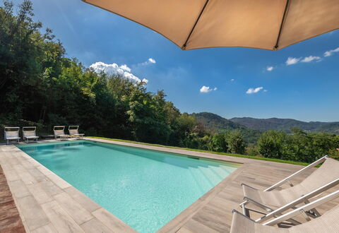 San Tommaso: L'Eau, Ciel, Propriété, Jour, Piscine, Bleu Azur, La Nature, Parapluie, Bâtiment, Nuage