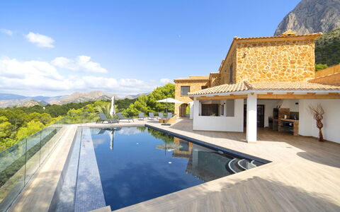 Mucho: Ciel, L'Eau, Bâtiment, Nuage, Bleu Azur, Éclairage, Piscine, Arbre, Plante, Ombre