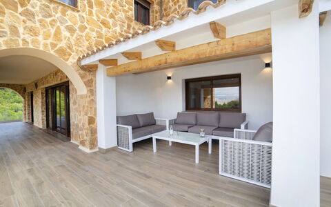 Mucho: Propriété, Fenêtre, Bâtiment, Bois, Design Intérieur, Ombre, Sol, Sol, Salon, Canapé