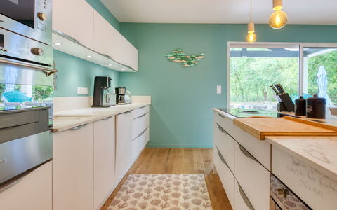 Petite Dépée: Cabinetry, Comptoir, Propriété, Meubles, Evier, Bois, Robinet, Éclairage, Cuisine, Design Intérieur