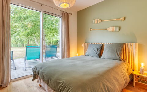 Petite Dépée: Propriété, Meubles, Bâtiment, Confort, Bois, Ombre, Design Intérieur, Jaune, Éclairage, Sol