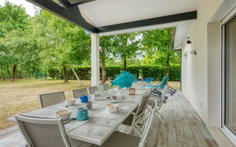 Petite Dépée: Plante, Propriété, Table, Meubles, Chaise, Design Intérieur, Ombre, Arbre, Mobilier De Jardin, Bâtiment