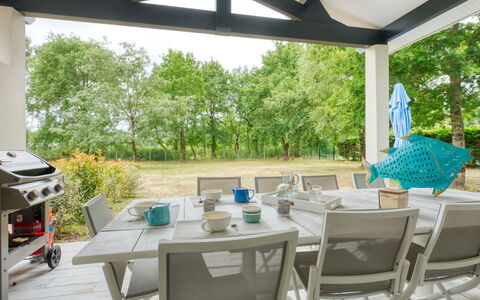 Petite Dépée: Table, Propriété, Plante, Ombre, Design Intérieur, Architecture, Éclairage, Arbre, Mobilier De Jardin, Bâtiment