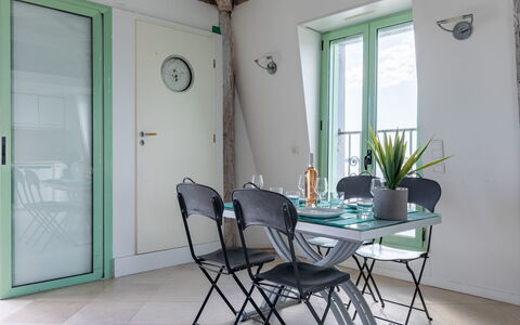 Les Araucarias: Table, Propriété, Meubles, Plante, Chaise, Bleu Azur, Fenêtre, Design Intérieur, Bois