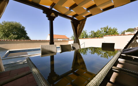 Zorka: L'Eau, Ciel, Jour, Propriété, Arbre, Bois, Lumière Du Soleil, Ombre, Loisir, Eco Hôtel