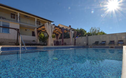 Zorka: L'Eau, Ciel, Jour, Propriété, Bâtiment, Piscine, La Nature, Bleu Azur, Fenêtre, Plante