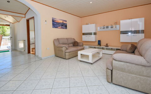 Zorka: Canapé, Salon, Cadre, Design Intérieur, Sol, Sol, Bois, Mur, Salle, Immobilier