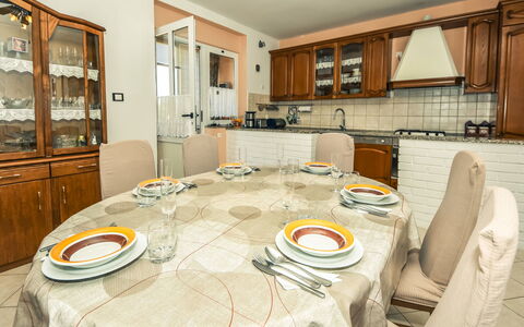 Zorka: Table, Cabinetry, Propriété, Meubles, Comptoir, Design Intérieur, Bois, Cuisine, Vaisselle, Nappe De Table