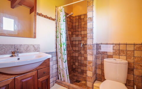 La Truyola Pool Finca: Miroir, Luminaire Plomberie, Armoire De Toilette, Évier, Propriété, Robinet, Lavabo, Salle De Bains, Cabinetry, Bois