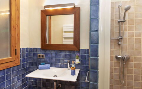 Sa Riera Beach: Miroir, Robinet, Luminaire Plomberie, Propriété, Évier, Salle De Bains, Lavabo, Violet, Design Intérieur
