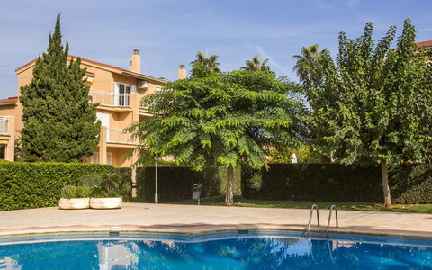 Clemenvillas i: L'Eau, Plante, Ciel, Propriété, Bâtiment, Bleu Azur, Arbre, Nuage, Piscine, Paysage Naturel