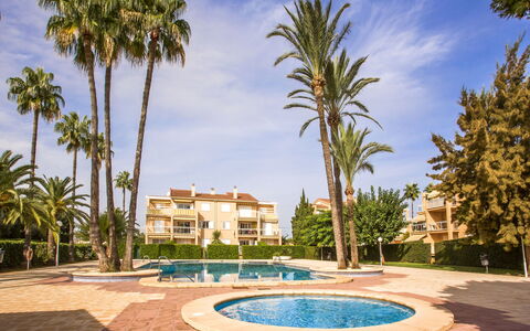 Clemenvillas i: Nuage, Ciel, Plante, L'Eau, Bâtiment, Jour, Propriété, Bleu Azur, Arbre, Plan D'Eau