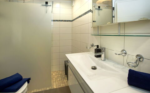 Clemenvillas i: Miroir, Robinet, Évier, Luminaire Plomberie, Propriété, Salle De Bains, Lavabo, Design Intérieur, Bâtiment, Éclairage