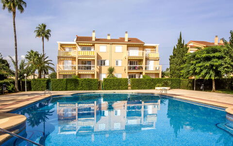 Clemenvillas i: L'Eau, Plante, Ciel, Nuage, Propriété, Bâtiment, Piscine, Arbre, Bleu Azur, Architecture