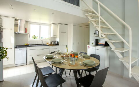 Clemenvillas i: Table, Meubles, Propriété, Cabinetry, Chaise, Comptoir, Bois, Cuisine, Design Intérieur, Sol