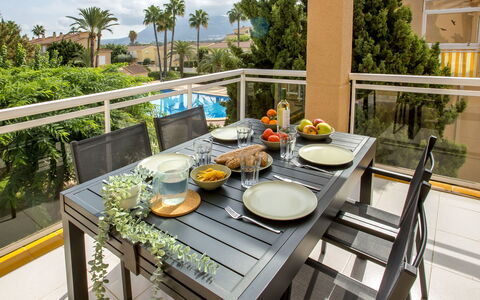 Clemenvillas i: Table, Vaisselle, Meubles, Plante, Ciel, Pot De Fleur, Chaise, Aliments, Vaisselle, Nuage