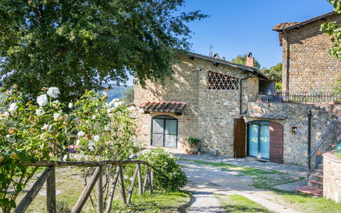 L'Angolo di Uzzano: Plante, Bâtiment, Ciel, Fenêtre, Arbre, Lot Terre, Porte, Chalet, Herbe, Maison