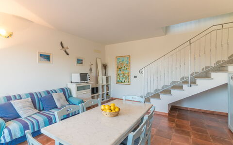 Capo Testa: Table, Meubles, Canapé, Chaise, Bâtiment, Bois, Design Intérieur, Sol, Sol, Maison