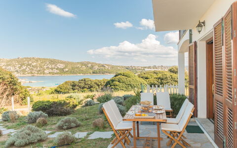 Capo Testa: Ciel, Plante, Nuage, Table, Meubles, Bâtiment, Bleu Azur, Chaise, Mobilier De Jardin, Ombre