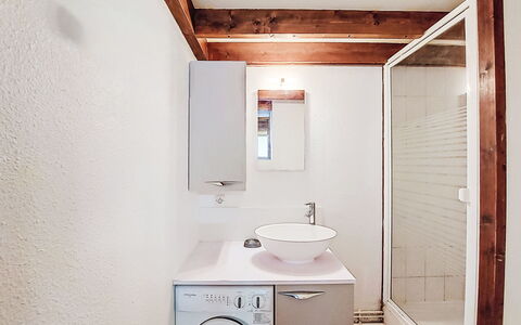 Les Mathes 220: Mur, Machine À Laver, Sol, Sol, Luminaire Plomberie, Design Intérieur, Plafond, Buanderie, Évier, Salle De Bains