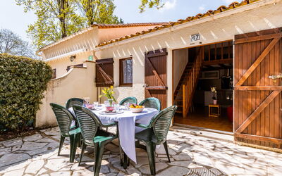 Les Mathes 220: Propriété, Meubles, Confort, Bois, Table, Télévision, Sol, Design Intérieur, Sol, Architecture