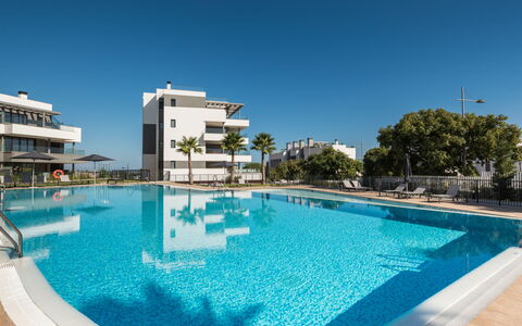 Calma Blanca: L'Eau, Ciel, Bâtiment, Propriété, Piscine, Plante, Arbre, Maison, Mobilier De Jardin, Plan D'Eau