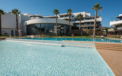 Calma Blanca: Ciel, L'Eau, Bâtiment, Bleu Azur, Plante, Piscine, Arbre, Loisir, Aqua, Arecales