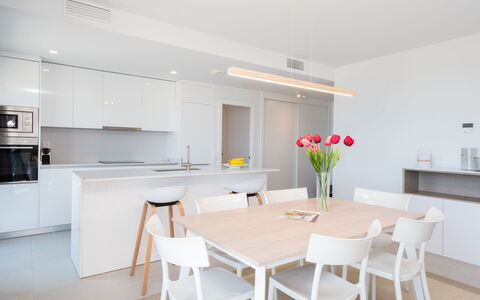 Calma Blanca: Meubles, Table, Propriété, Comptoir, Cabinetry, Bois, Chaise, Cuisine, Design Intérieur, Bâtiment