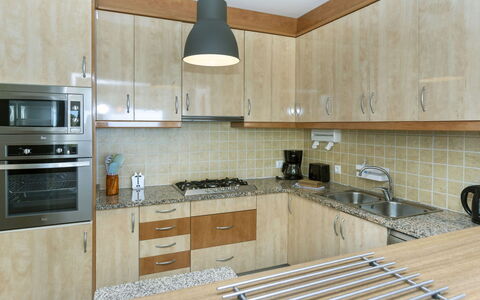 Floradise: Cabinetry, Comptoir, Propriété, Cuisinière, Appareil De Cuisine, Évier, Evier, Cuisine, Bois, Éclairage