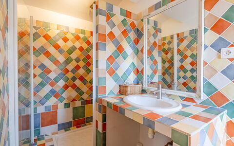 Reves de Rives: Miroir, Propriété, Bâtiment, Luminaire Plomberie, Bleu Azur, Salle De Bains, Orange, Textile, Évier, Maison